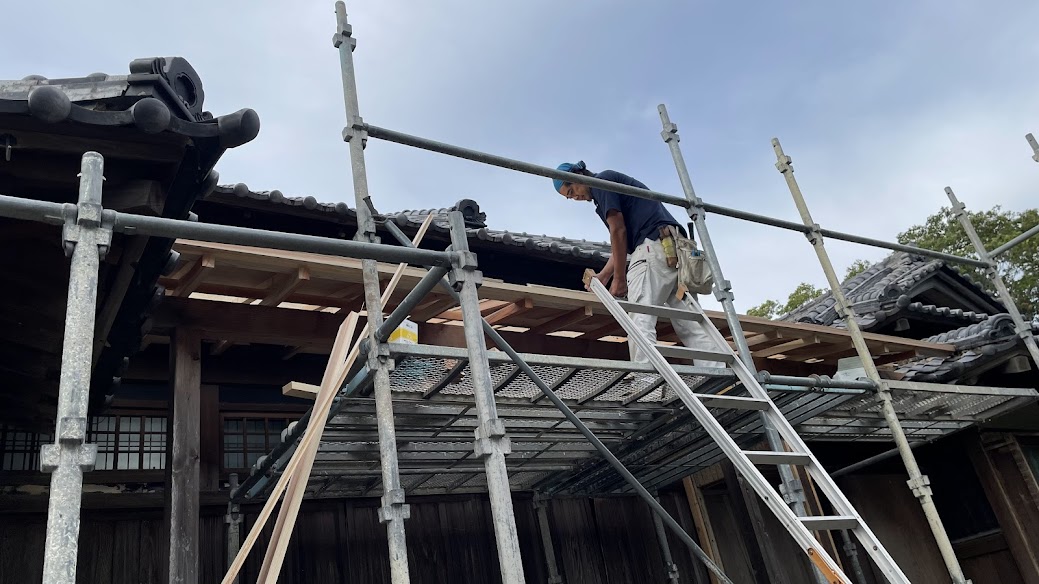 2025年9月13日、100年古民家 淡輪山荘の正面の野地板も改修が進む