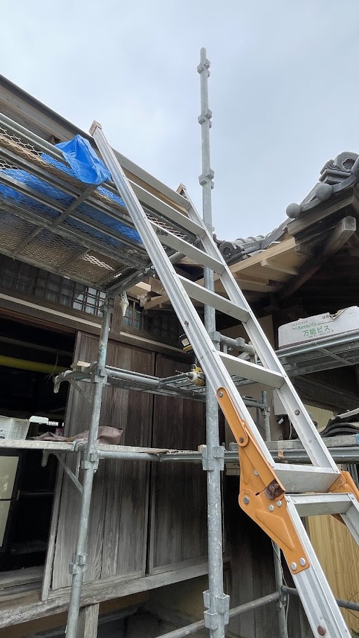 淡輪山荘の正面玄関は「大正迎賓館」の顔、その屋根の修復にも細心の注意が払われる