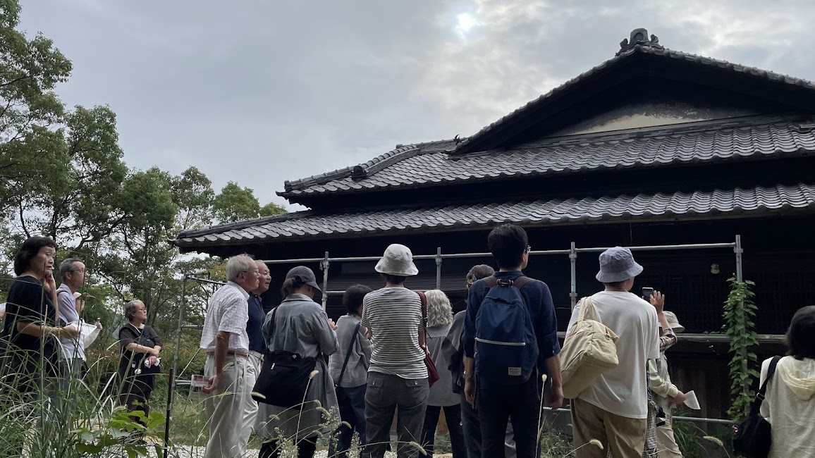 2025年10月12日、リノベーション途中の淡輪山荘見学会を実施