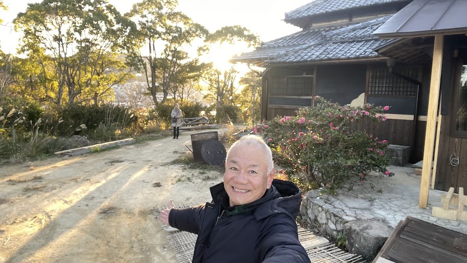 2026年1月1日、100年古民家 淡輪山荘から、初日の出を眺める