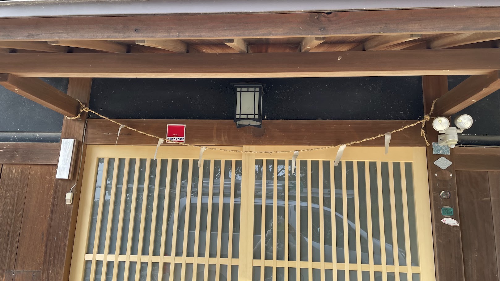 2026年2月下旬、100年古民家 淡輪山荘の照明の電気工事も着々と進行